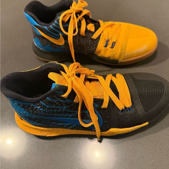 Nike Kyrie Youth Basketball Shoes Size 7 Black Yellow Blue Authentic - Picture 8 of 9